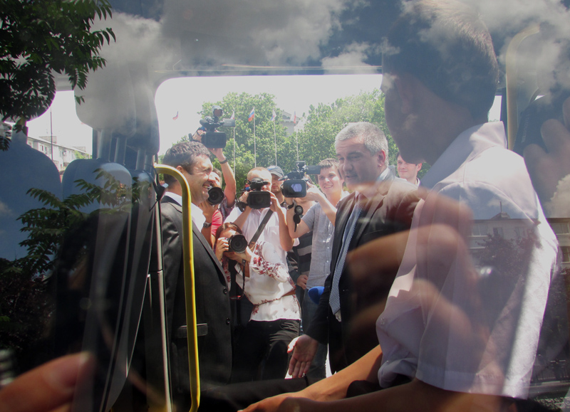 В Симферополе многодетной семье подарили автобус