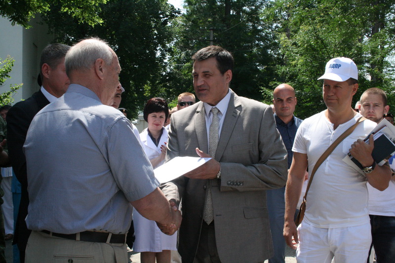 В больницы Крыма передали 1,2 тыс. банок диабетического меда