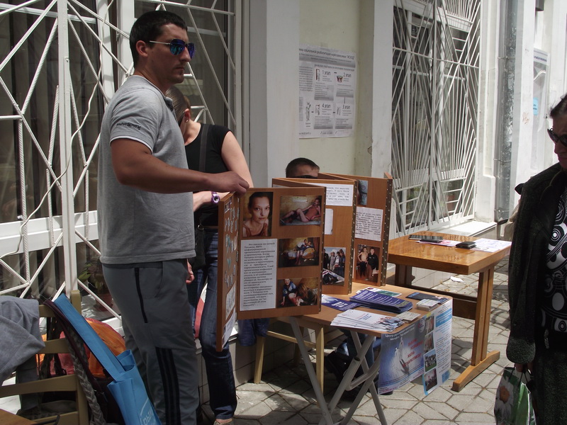 В Симферополе провели просветительную акцию «Мир без наркотиков»