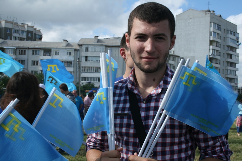 В Симферополе отметили День крымскотатарского флага