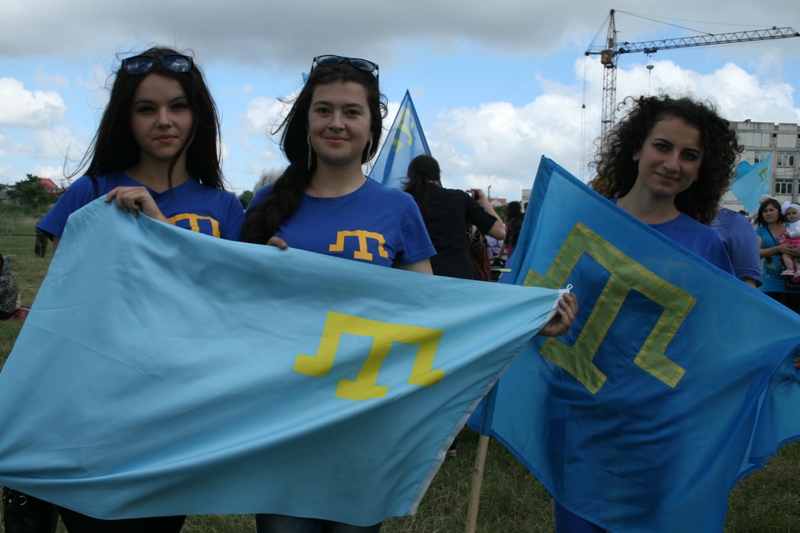 В Симферополе отметили День крымскотатарского флага