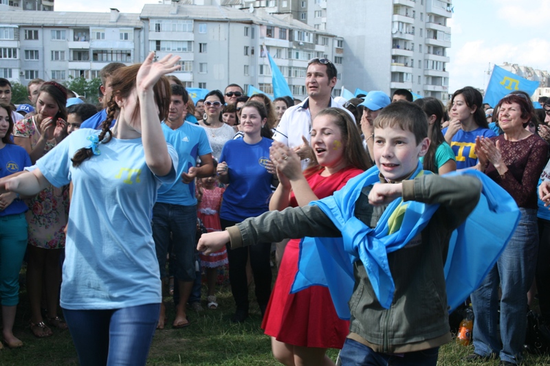 В Симферополе отметили День крымскотатарского флага