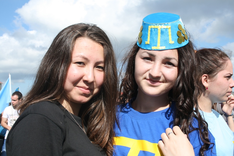 В Симферополе отметили День крымскотатарского флага