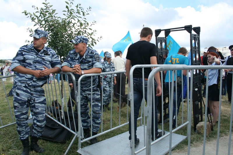 В Симферополе отметили День крымскотатарского флага