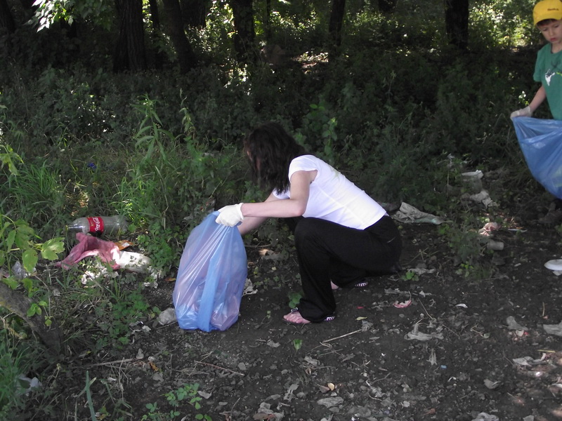 Симферопольская молодежь продолжает избавлять городское водохранилище от мусора