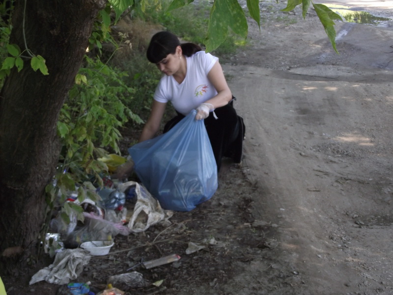 Симферопольская молодежь продолжает избавлять городское водохранилище от мусора