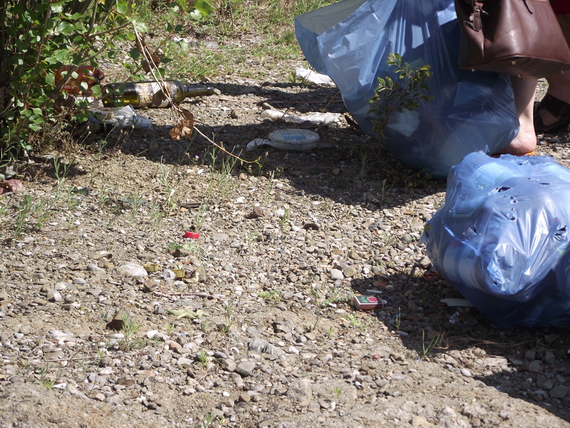 Симферопольская молодежь продолжает избавлять городское водохранилище от мусора