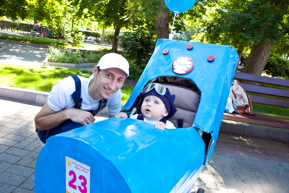 В Севастополе прошел парад колясок