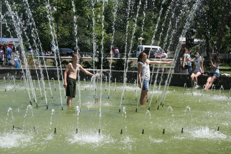 Симферопольцы спасаются от жары в фонтанах