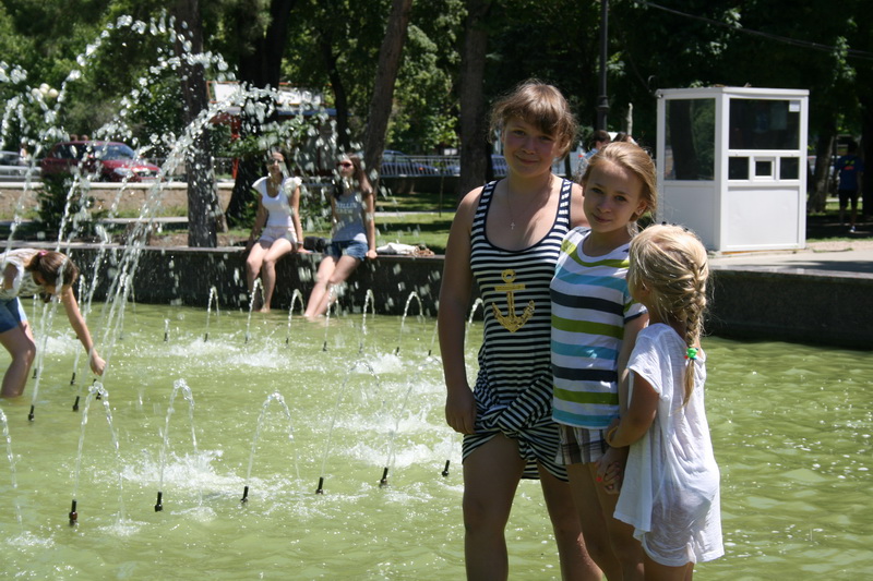 Симферопольцы спасаются от жары в фонтанах