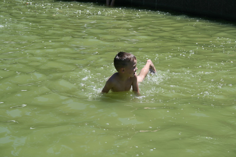 Симферопольцы спасаются от жары в фонтанах