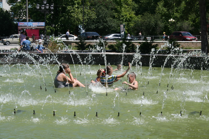 Симферопольцы спасаются от жары в фонтанах