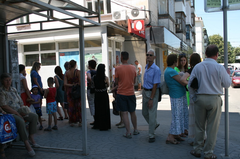 Симферопольцы продолжают активно скупать российские сим-карты