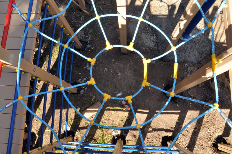 В парке Симферополя установили новую игровую площадку