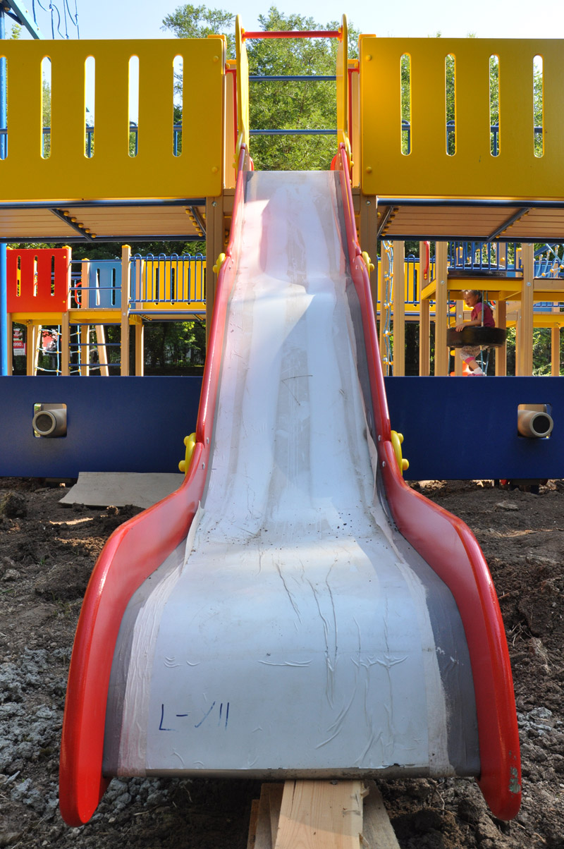 В парке Симферополя установили новую игровую площадку