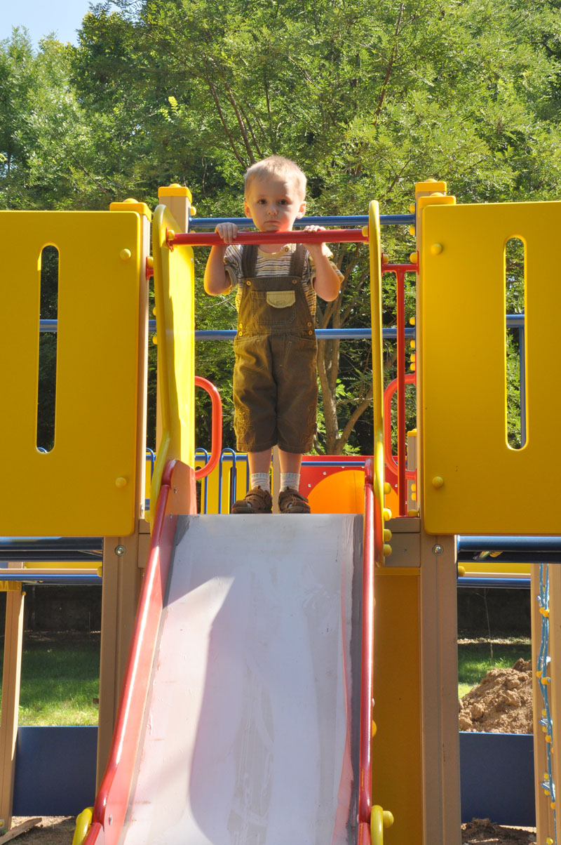 В парке Симферополя установили новую игровую площадку