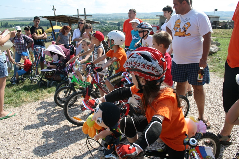 На страусиной ферме в Симферопольском районе провели День семьи и спорта