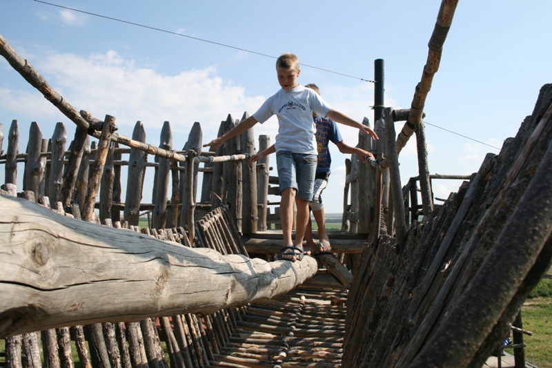 На страусиной ферме в Симферопольском районе провели День семьи и спорта