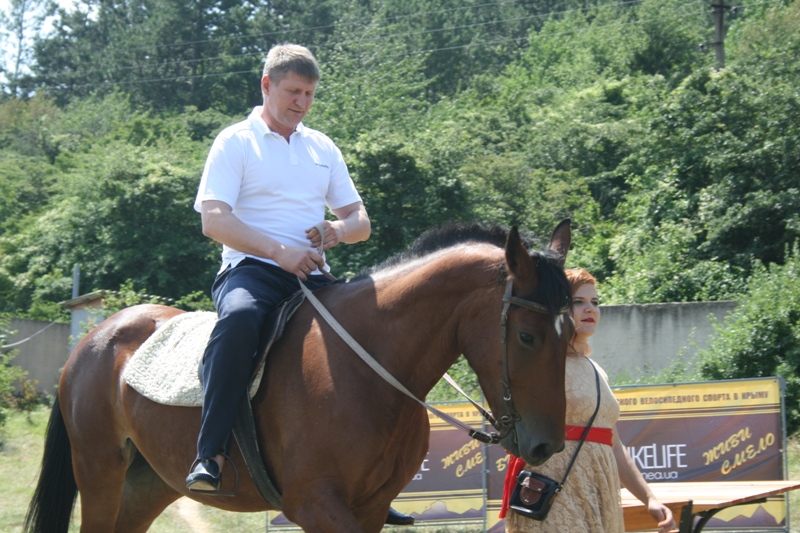 На страусиной ферме в Симферопольском районе провели День семьи и спорта