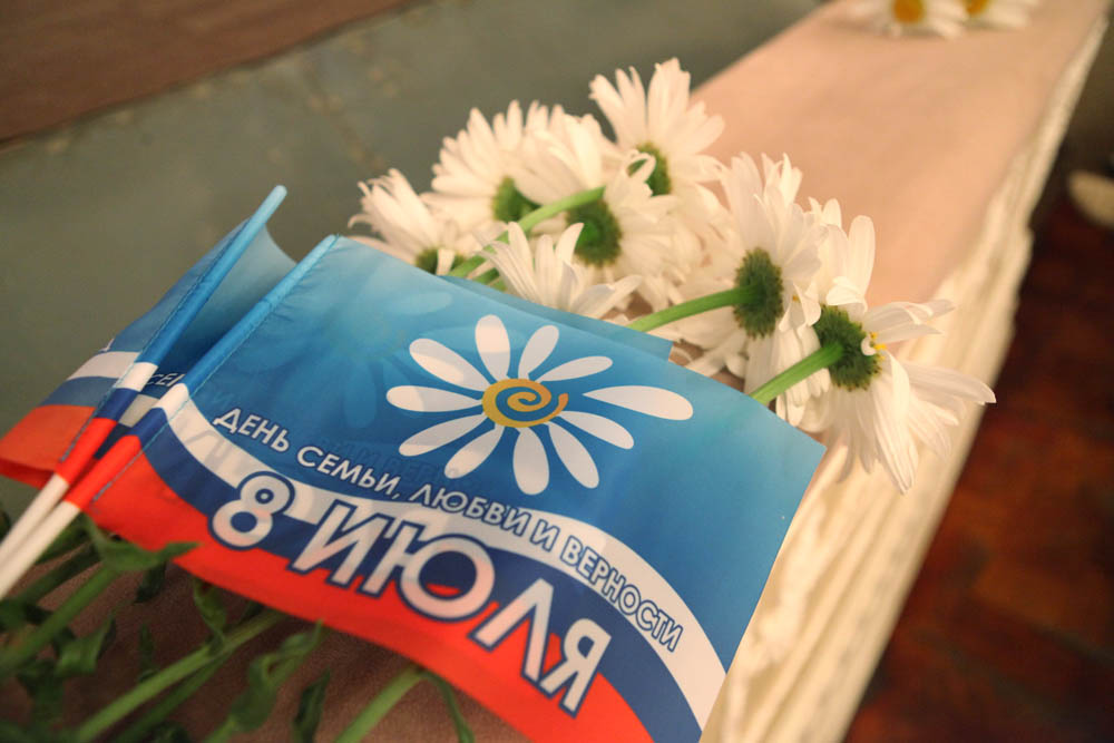 В Симферополе наградили памятными медалями семьи-долгожители