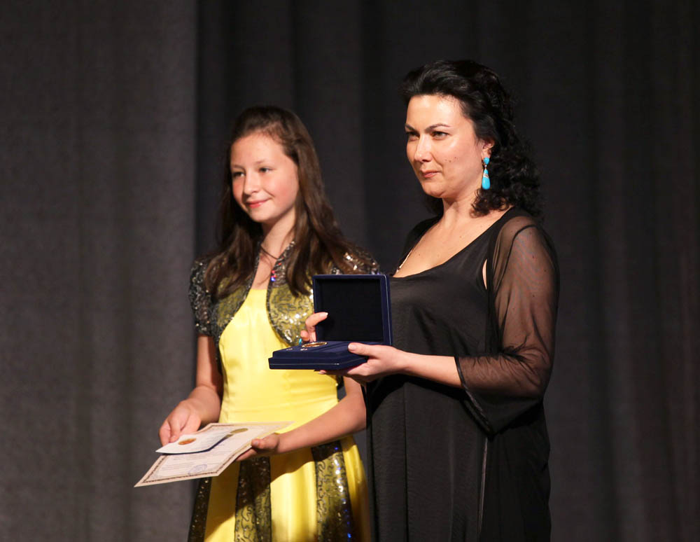 В Симферополе наградили памятными медалями семьи-долгожители