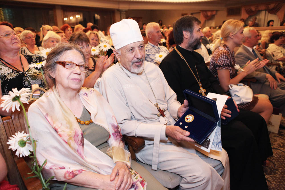 В Симферополе наградили памятными медалями семьи-долгожители