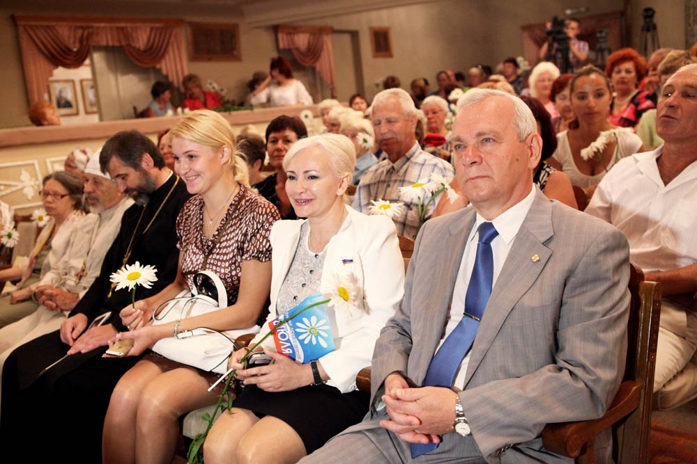 В Симферополе наградили памятными медалями семьи-долгожители