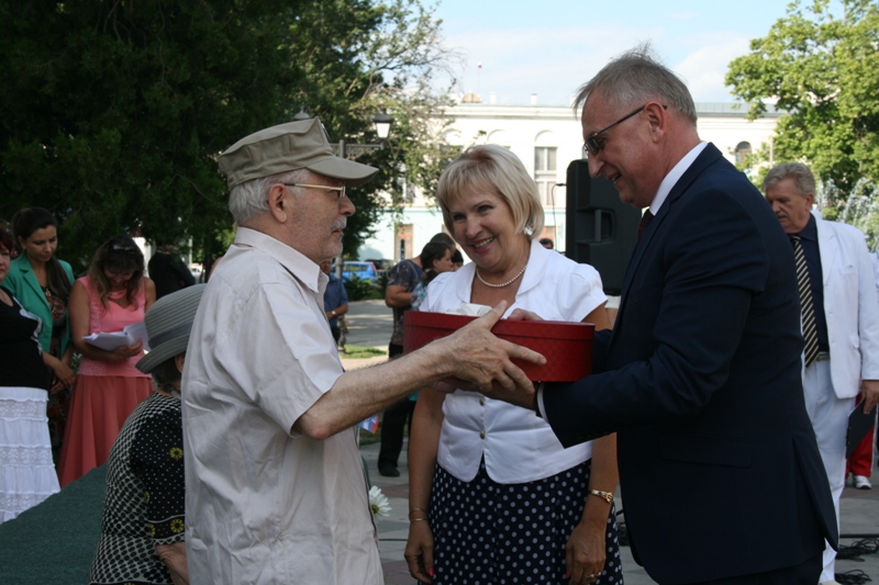 В Симферополе поздравили юбиляров рубиновой свадьбы