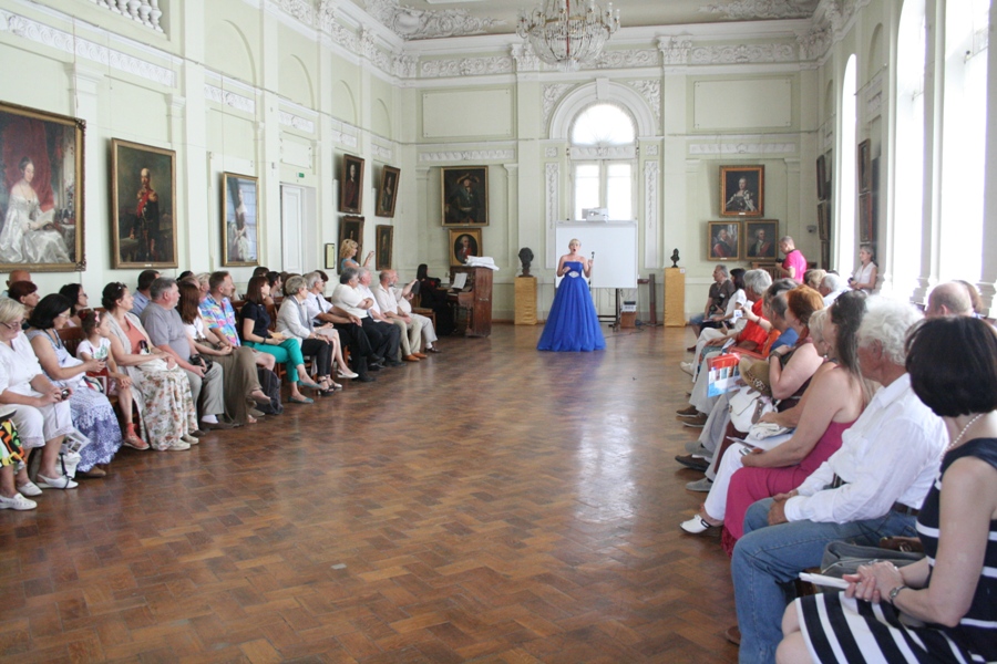 Известные художники России представили в Симферополе выставку