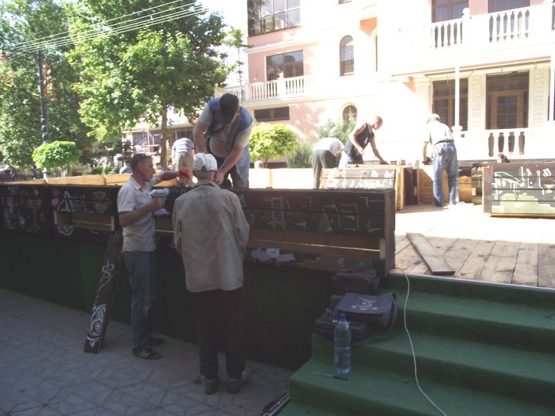 В центре Симферополя снова демонтировали летние кафе