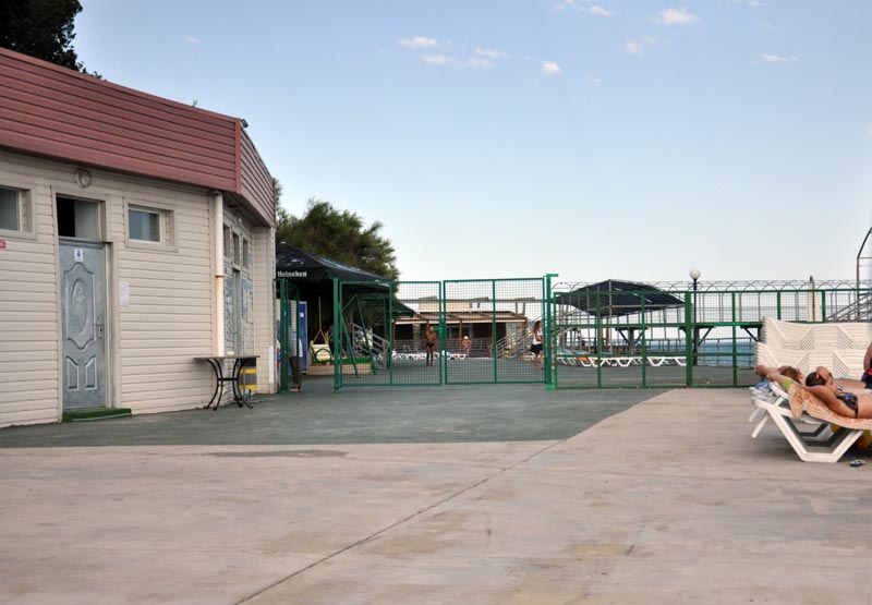 В Кореизе на пляже появился недавно снесенный забор