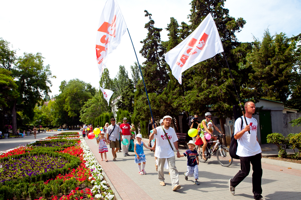 В Севастополе прошел парад счастливых семей