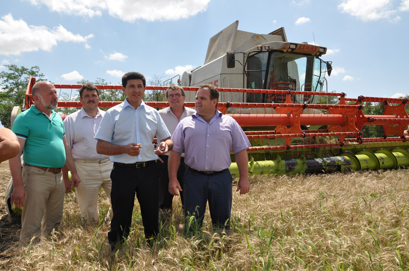 Вице-премьер Крыма поздравил хлеборобов с намолотым миллионом тонн зерна