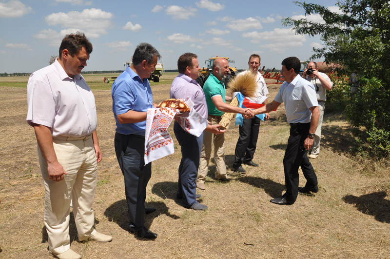 Вице-премьер Крыма поздравил хлеборобов с намолотым миллионом тонн зерна