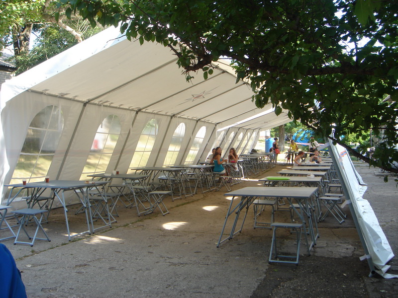 Симферопольские депутаты и предприниматели передали тонну гуманитарной помощи беженцам в Мазанке