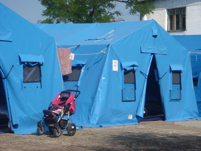 Симферопольские депутаты и предприниматели передали тонну гуманитарной помощи беженцам в Мазанке