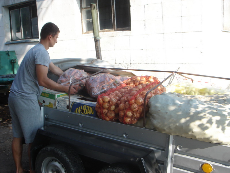Симферопольские депутаты и предприниматели передали тонну гуманитарной помощи беженцам в Мазанке