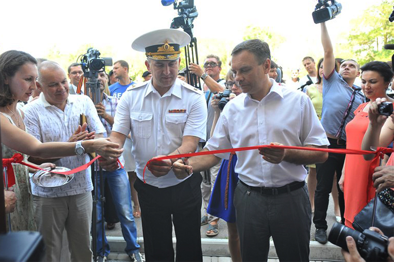 В Севастополе Дмитрий Киселев открыл выставку фотографий «Армия и флот России»