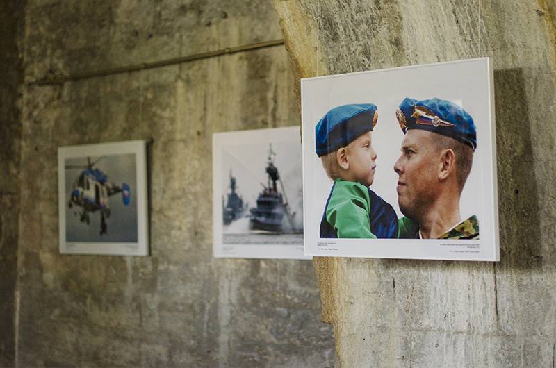 В Севастополе Дмитрий Киселев открыл выставку фотографий «Армия и флот России»