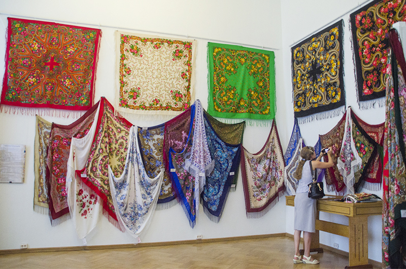 В Севастополе открылась выставка «Русская шаль»