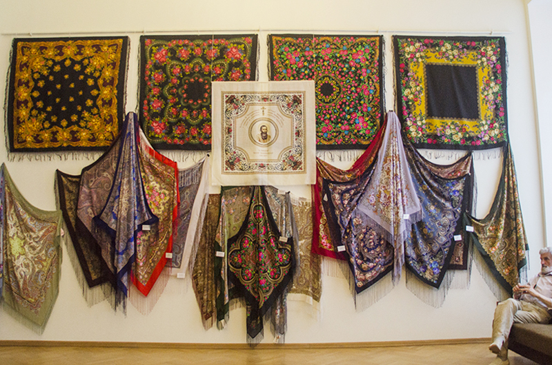 В Севастополе открылась выставка «Русская шаль»