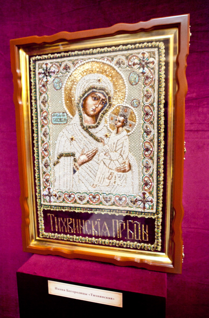 В Севастополе открылась выставка икон из бисера