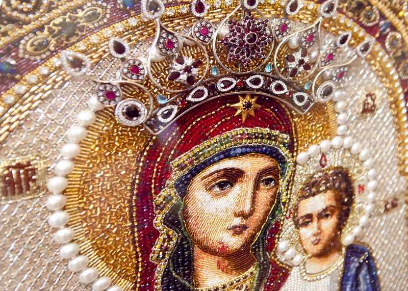 В Севастополе открылась выставка икон из бисера