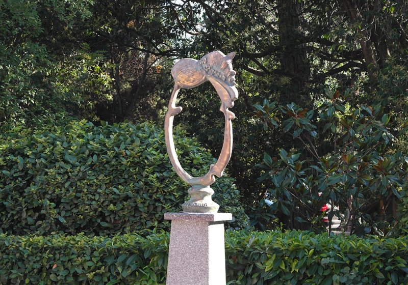 В Ялте установили памятник шляпке Клары Новиковой