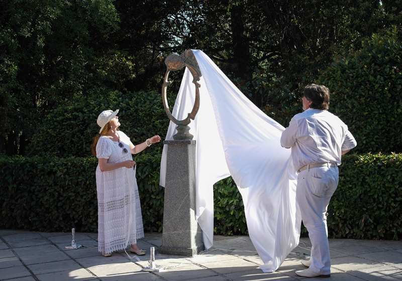 В Ялте установили памятник шляпке Клары Новиковой