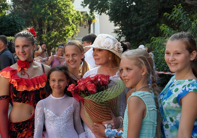 В Ялте установили памятник шляпке Клары Новиковой