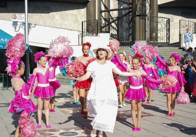 В Ялте установили памятник шляпке Клары Новиковой