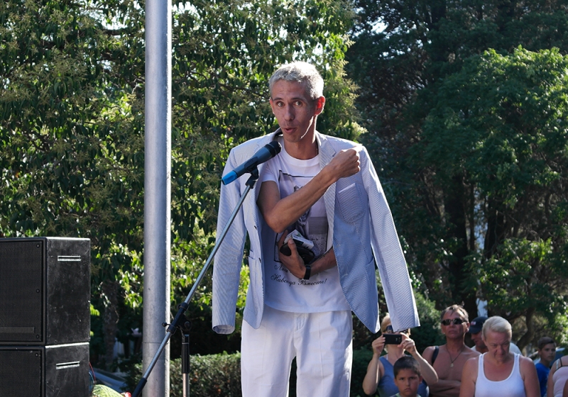 В Ялте установили памятник шляпке Клары Новиковой