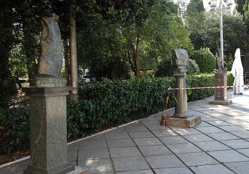 В Ялте установили памятник шляпке Клары Новиковой