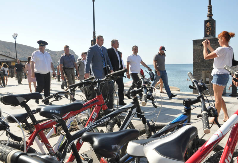 Аксенов осмотрел в Судаке больницу и реконструкцию набережной